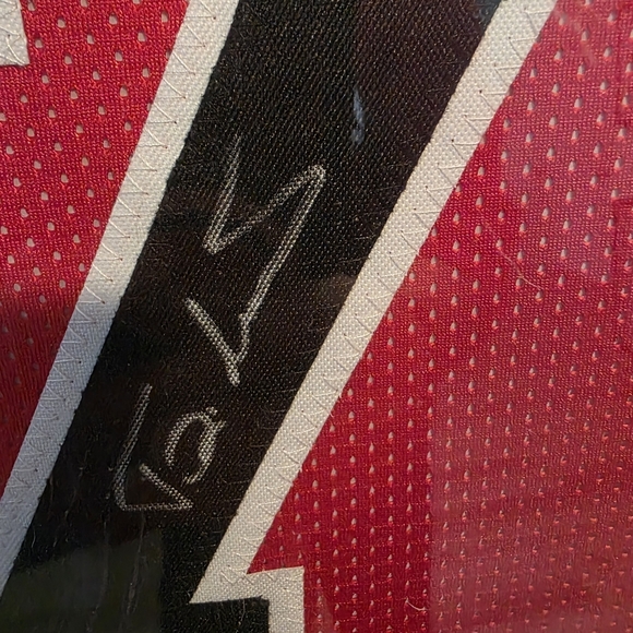 Red Chicago Bulls NBA Hall Of Famer Toni Kukoc Basketball Jersey in Frame - Picture 3 of 4